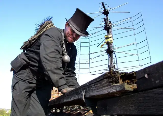 Czego kominiarz nie czyści? Sprawdź, na co musisz uważać samodzielnie