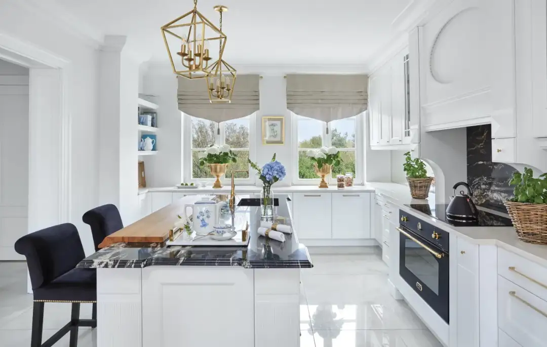 Jakie style i kolory najlepiej pasują do salonu z białą kuchnią?