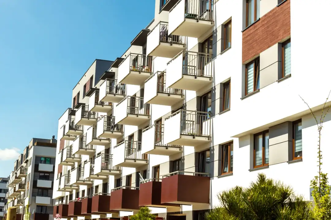 Czy można wynająć mieszkanie od spółdzielni mieszkaniowej? Sprawdź wymagania.