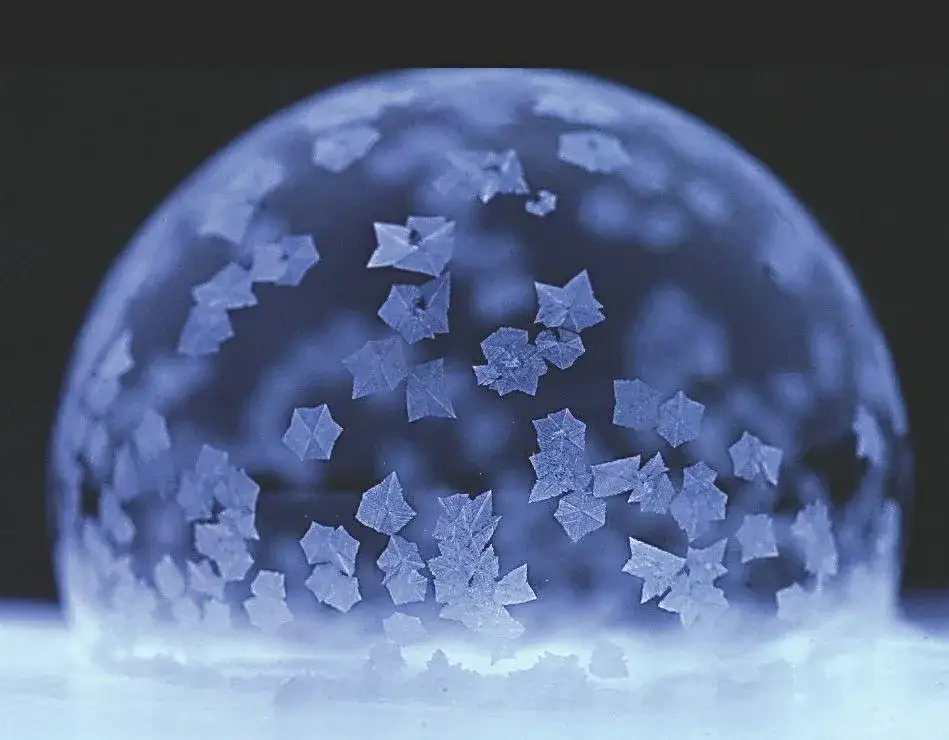 Piłka jak bańka mydlana: fascynujące zjawisko fizyczne i jego tajemnice