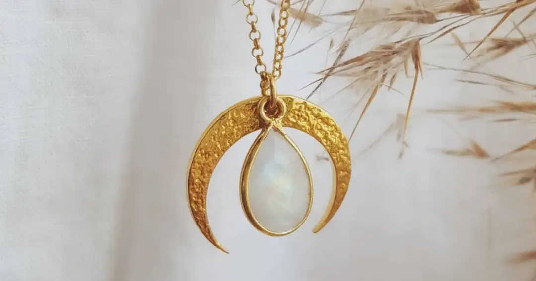Co oznacza naszyjnik z księżycem? Odkryj jego głęboką symbolikę