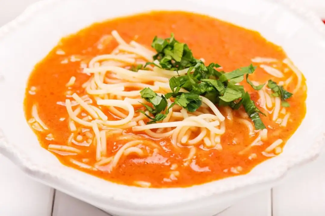 Niezbędne przyprawy do pomidorówki, które wzbogacą smak tradycyjnej zupy