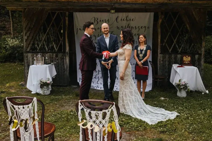 Ślub humanistyczny: Kto może poprowadzić? Profesjonalista czy przyjaciel?