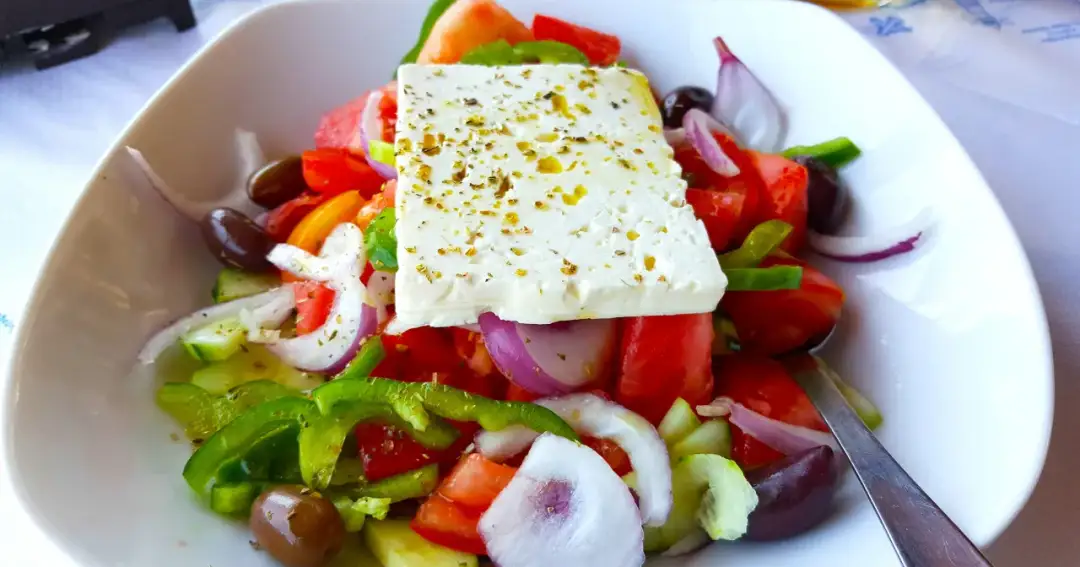 Jak zrobić sałatkę grecką: prosty przepis na pyszną Horiatiki krok po kroku