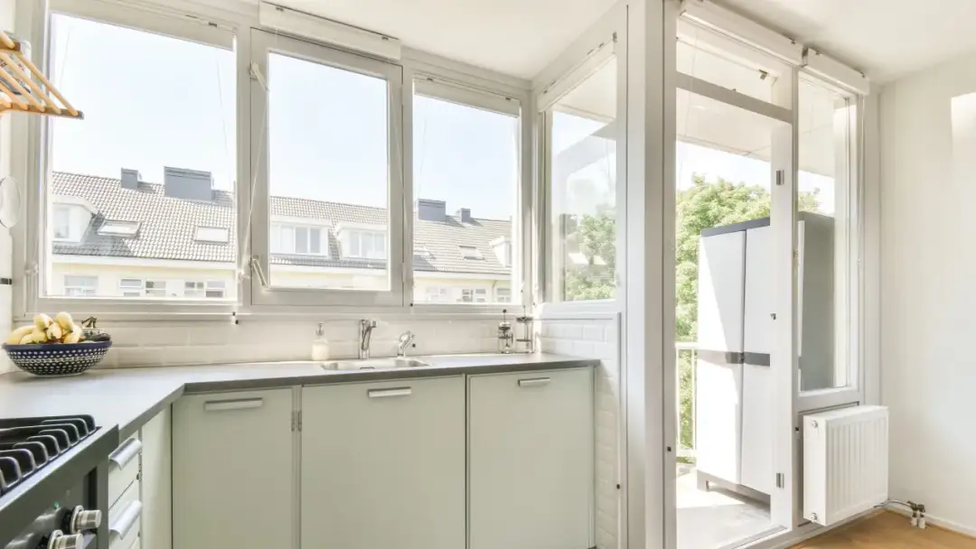 Okno horyzontalne w kuchni: zalety i praktyczne rozwiązania