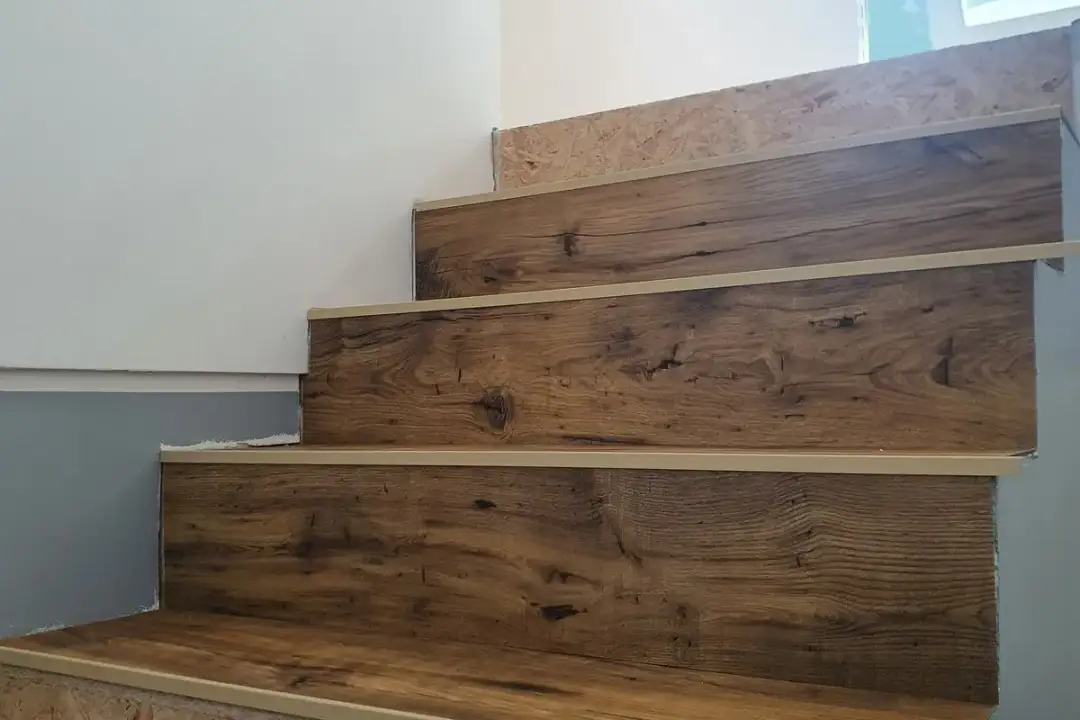 Jak połączyć schody drewniane z panelami bez zbędnych problemów