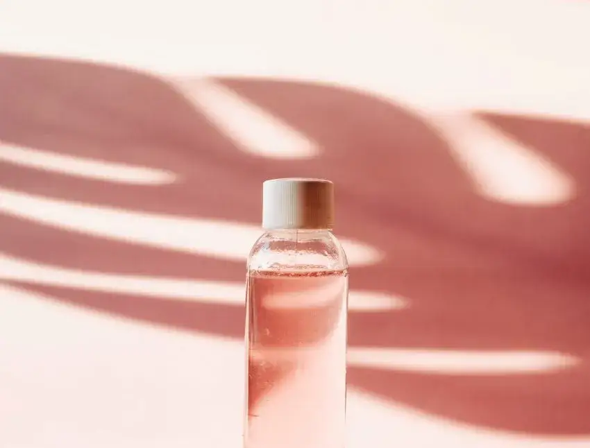 Płyn micelarny: Czy trzeba go zmywać? Eksperci wyjaśniają