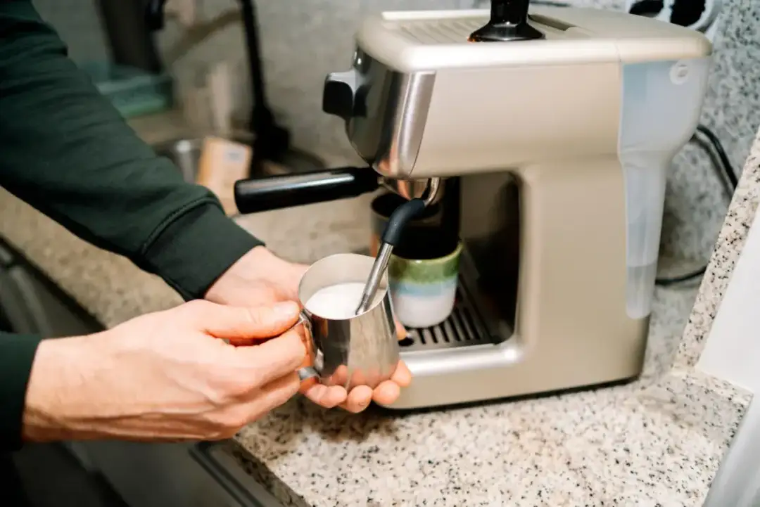 Jak spienić mleko roślinne - najlepsze techniki dla idealnej pianki