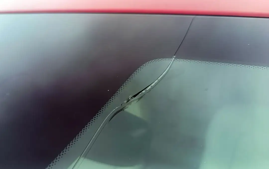 Czy pęknięta szyba to mandat? Sprawdź, ile możesz zapłacić i jak uniknąć kary