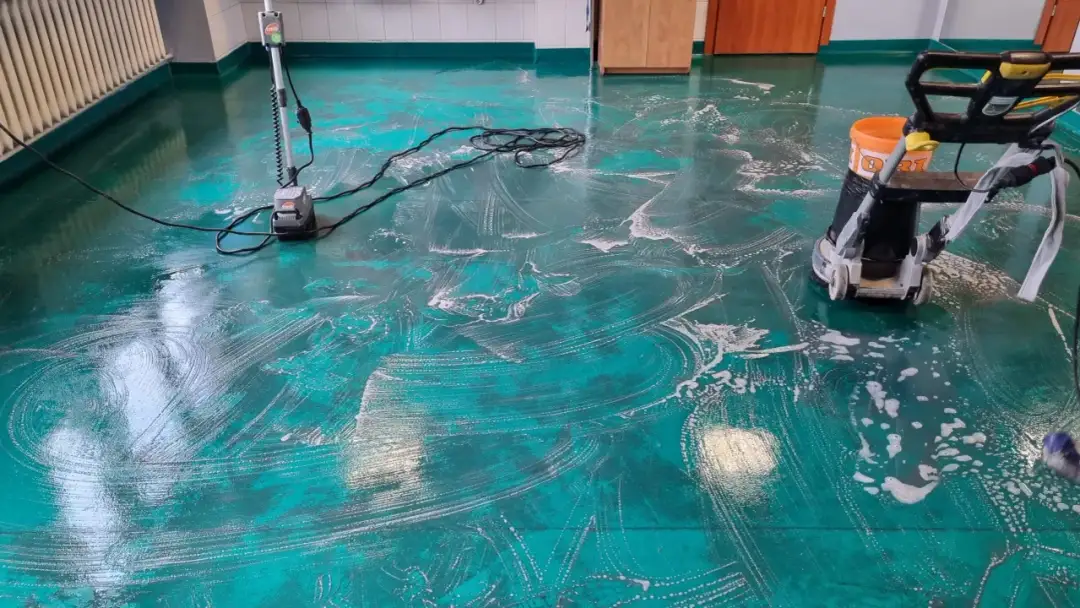 Czyszczenie podłogi gumoleum maszyną. Zastanawiasz się, ile kosztuje położenie gumoleum?