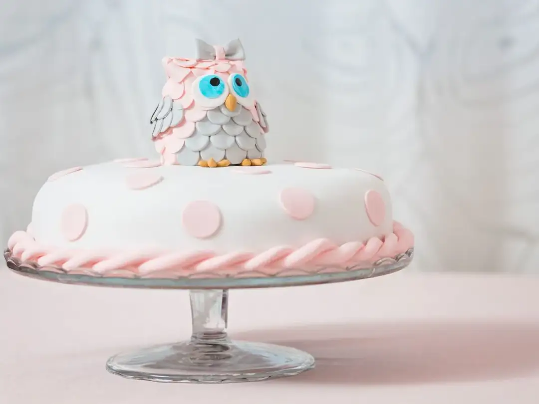 Jak położyć masę cukrową na tort i uniknąć najczęstszych błędów