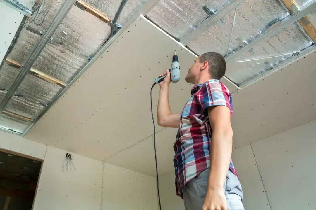 Skuteczne sposoby na wyciszenie sufitu w bloku i redukcję hałasu