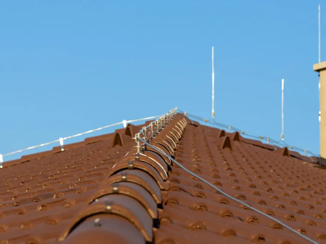 Instalacja odgromowa na blachodachówce: co musisz wiedzieć?