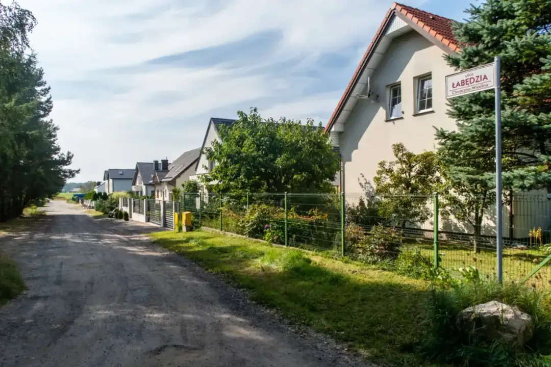 Droga dojazdowa do domów przy ul. Łabędzia. Służebność drogi w akcie notarialnym zapewnia prawo przejścia i przejazdu.