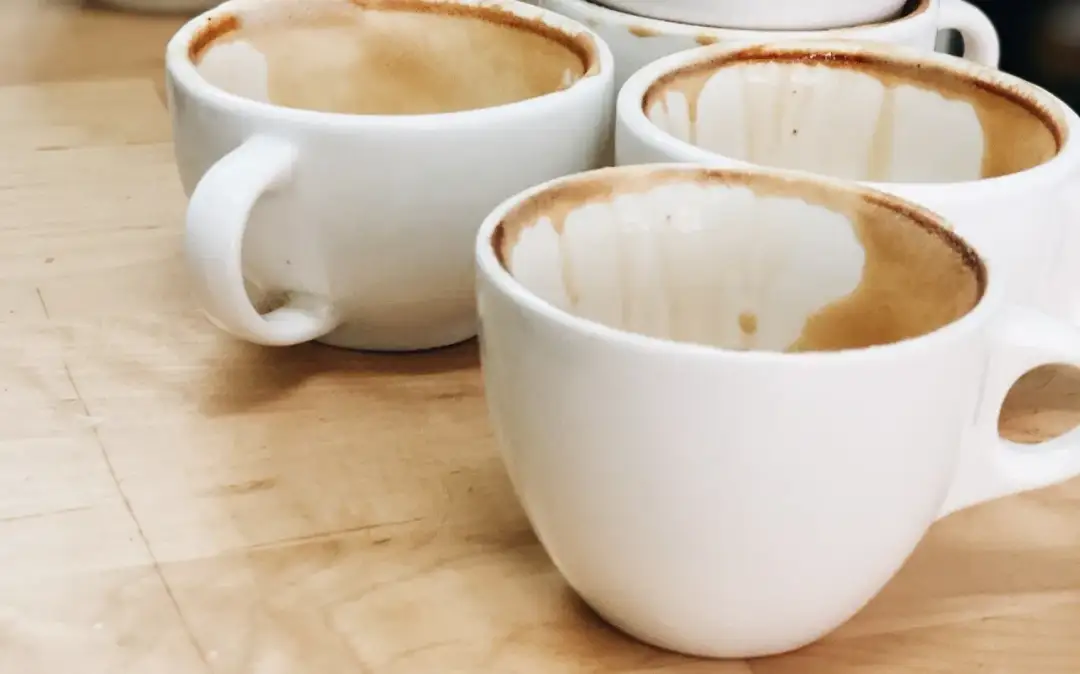 Jak skutecznie wyczyścić kubek po herbacie - 5 sprawdzonych metod