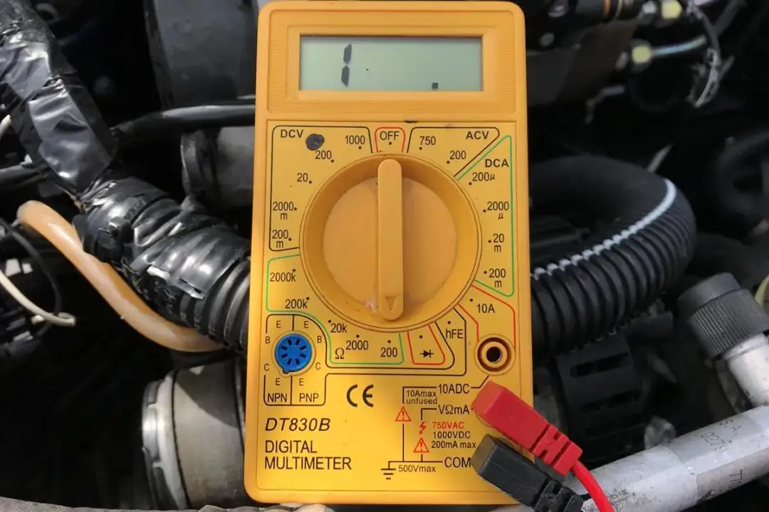 Jak prawidłowo podłączyć kable do multimetru - uniknij błędów