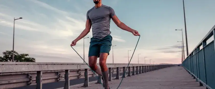 Czy skakanka odchudza? Sprawdź, jak skutecznie spalać kalorie