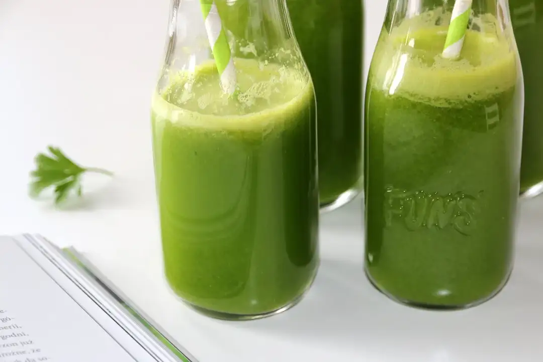 Koktajl z pietruszki na noc: Śpij lepiej, detoksuj, piękniej!