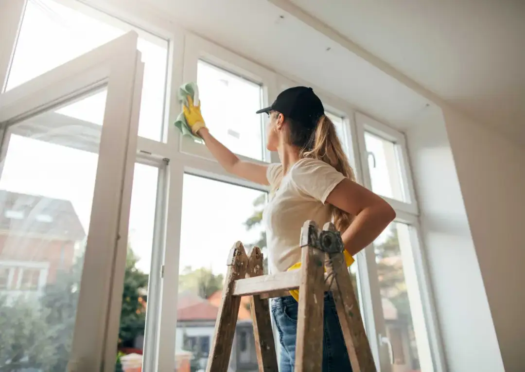 Jak umyć okna bez smug? Odkryj sekrety lśniących szyb!