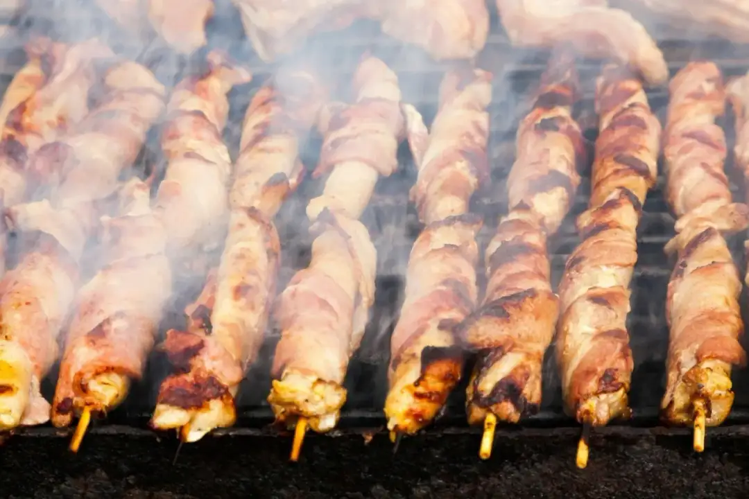 Jak przyprawić boczek na grilla, aby był soczysty i pełen smaku