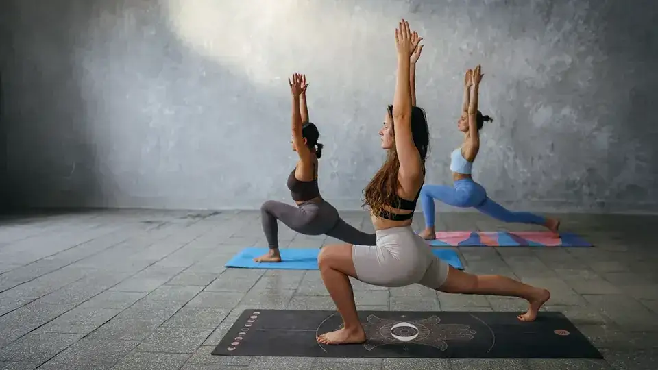 Jaki strój do jogi? Komfort i funkcjonalność na pierwszym miejscu