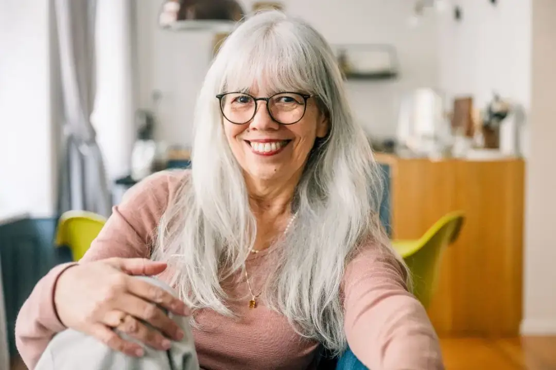 Sennik: siwe włosy u siebie - poznaj ukryte znaczenie snów i symboli