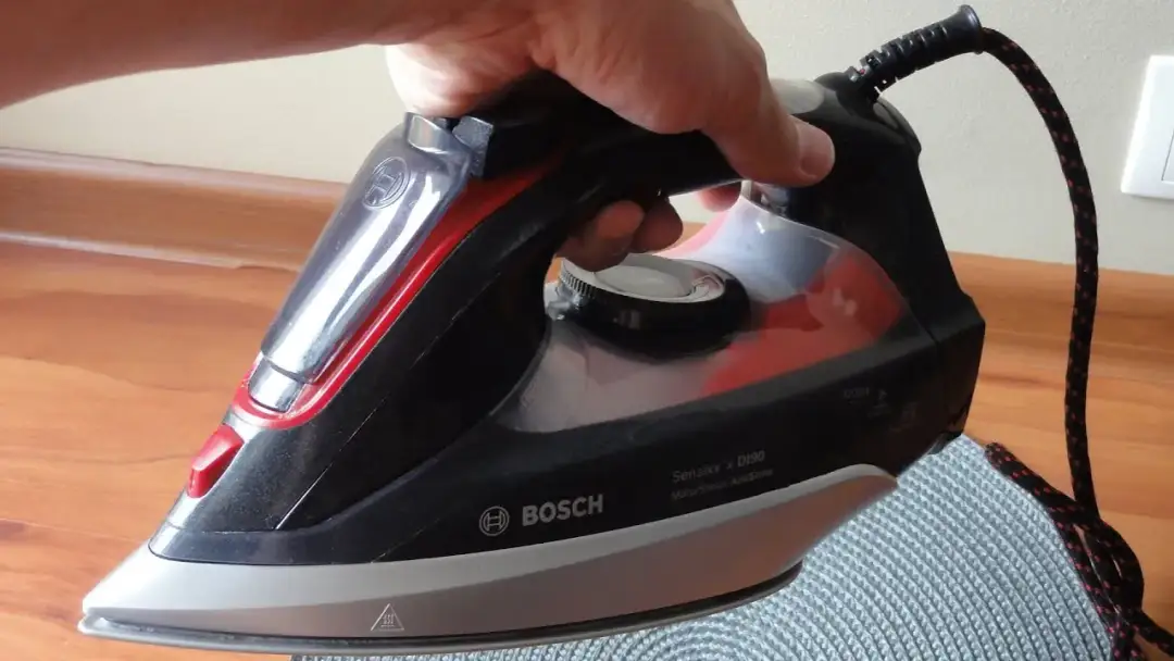 Jak rozebrać żelazko Bosch Sensixx DI90 bez uszkodzeń i stresu