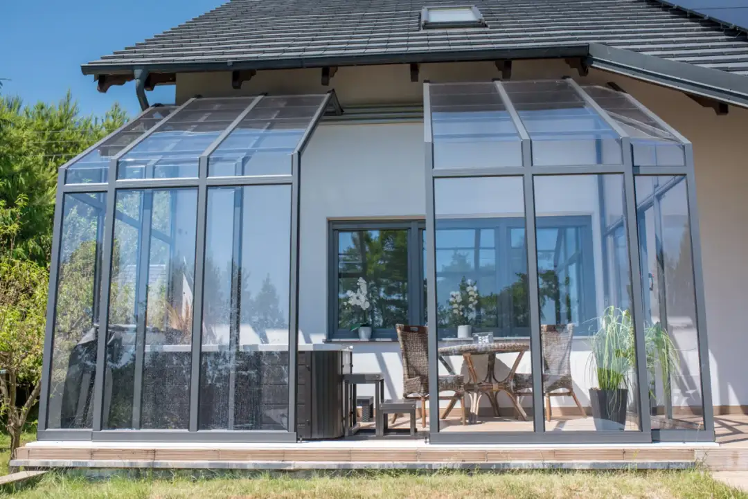 Nowoczesny taras – jak stworzyć funkcjonalną i modną przestrzeń przy domu?