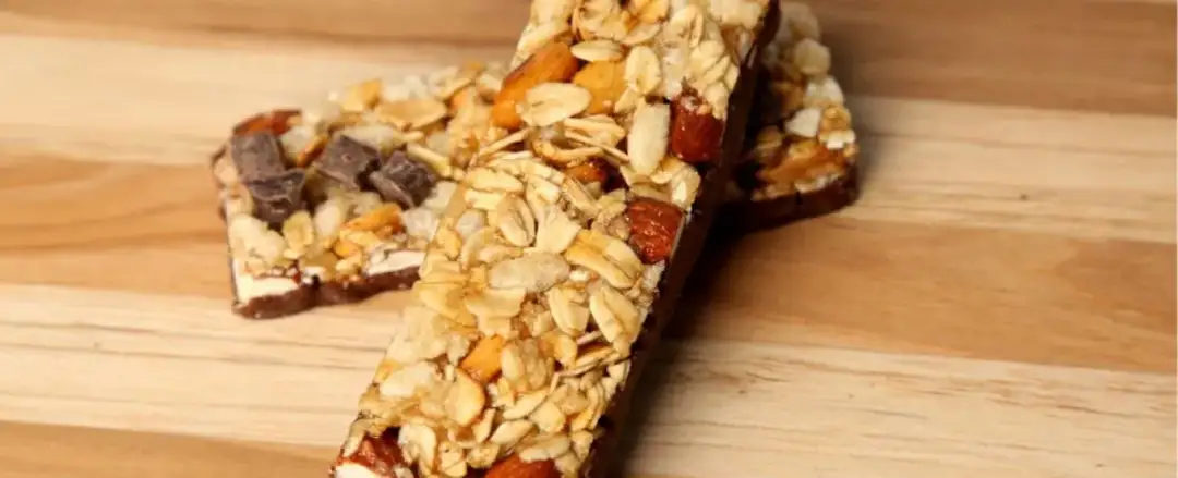 Baton proteinowy: przed czy po treningu? Ekspert radzi, kiedy to działa!