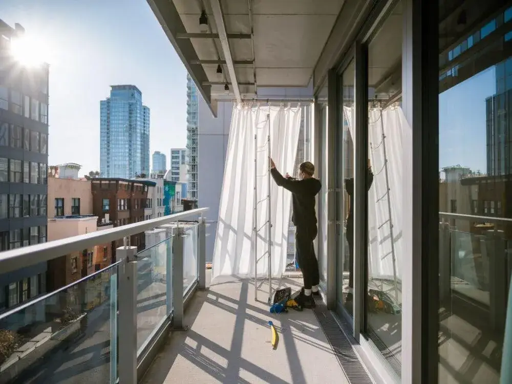 Jak zamontować zasłony na balkonie w bloku bez wiercenia i kłopotów