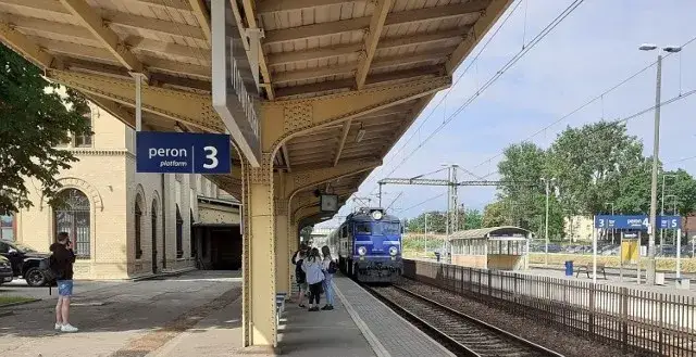 Jak dojechać do Jarosławca pociągiem? Sprawdź najważniejsze połączenia!