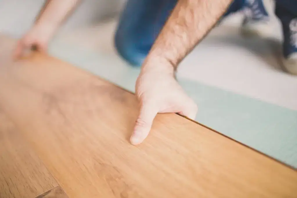 Wylewka samopoziomująca kiedy panele – jak uniknąć błędów przy układaniu