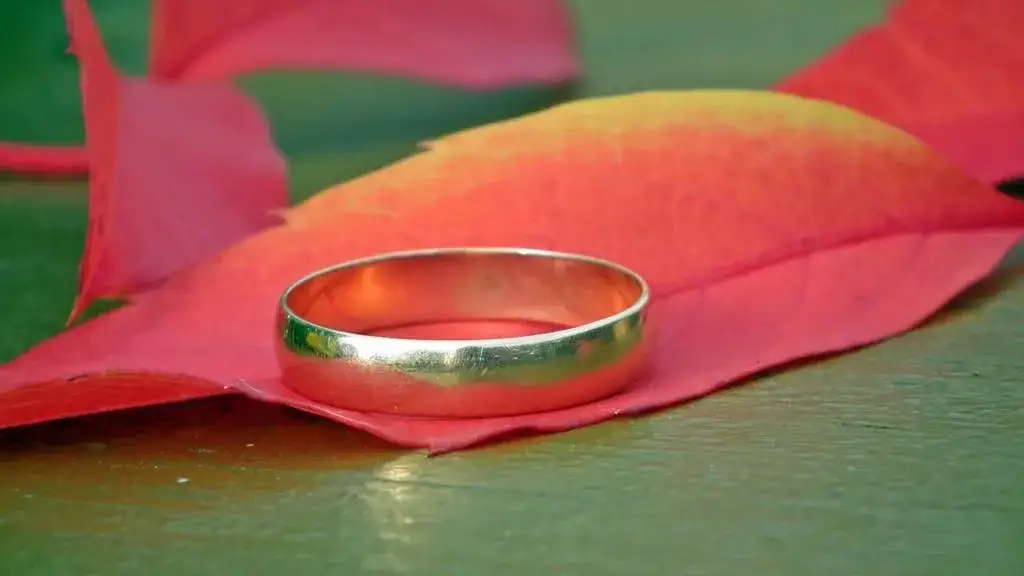 Na którą rękę obrączka? Poznaj tradycje i znaczenie w Polsce