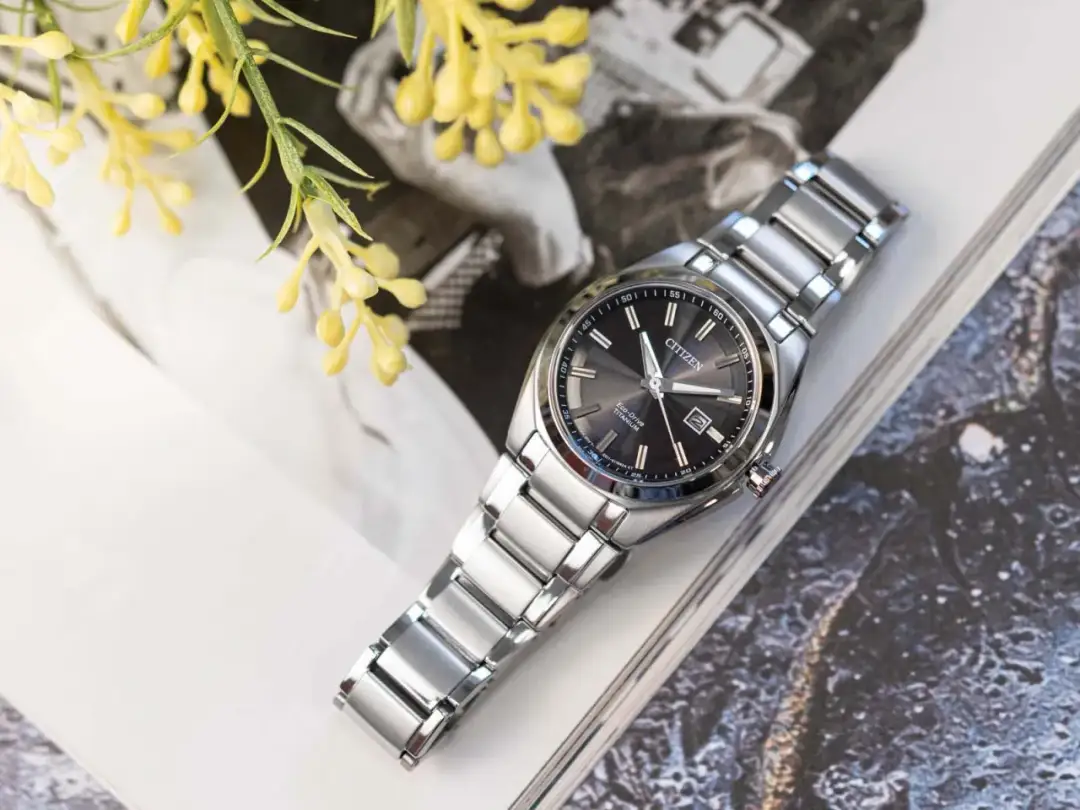 Zegarek damski Citizen: Eco-Drive, Super Titanium i styl