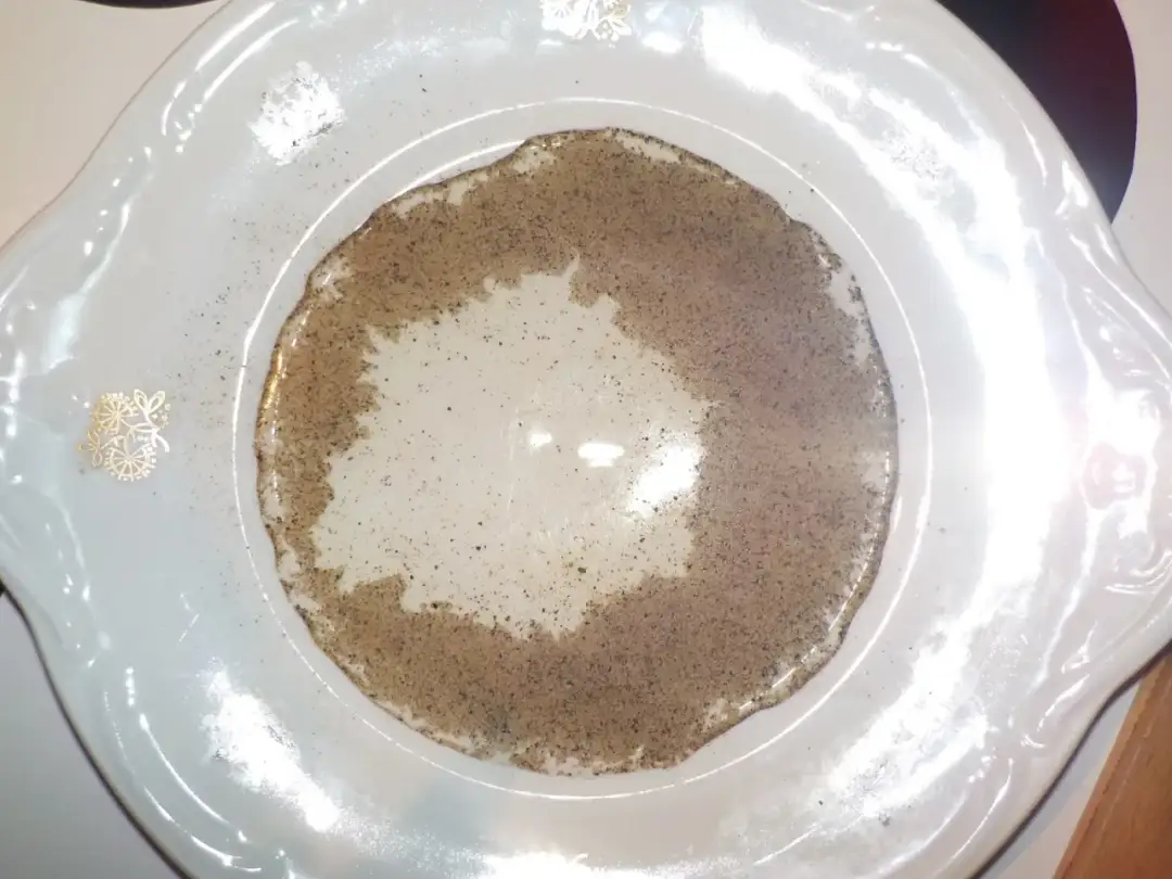 Eksperyment z wodą i pieprzem: Zaskakujące zjawisko napięcia powierzchniowego