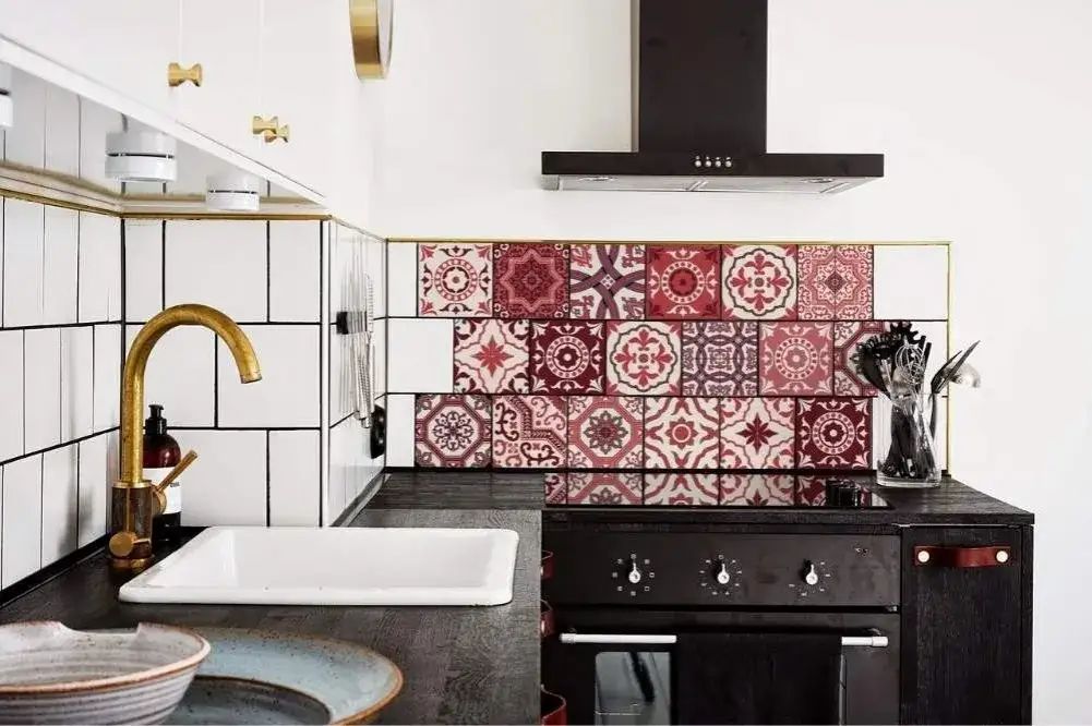 Czym przykryć stare kafelki w kuchni? Tanie i skuteczne metody