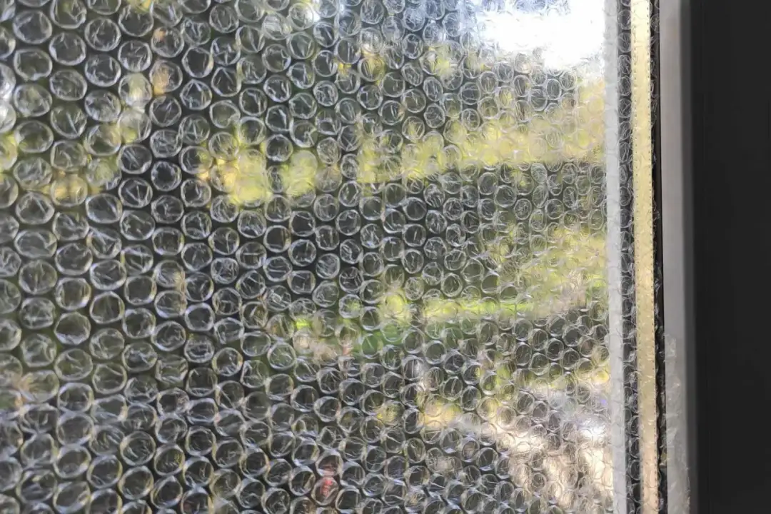 Jak uszczelnić okna folią bąbelkową - tani sposób na ciepły dom