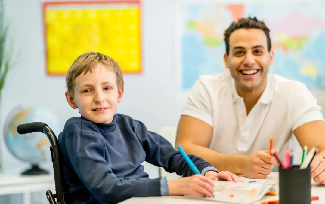 Jak zostać asystentem osoby niepełnosprawnej – kluczowe kroki i wymagania