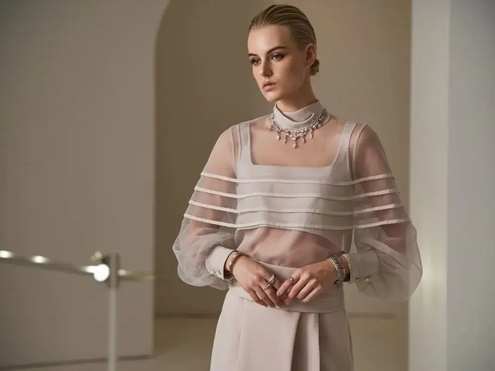 Prześwitująca bluzka: Jak nosić z klasą? Poradnik i stylizacje