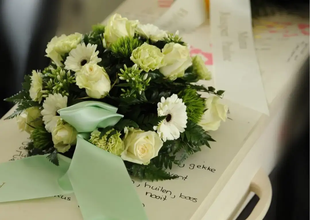 Co napisać na wieńcu? Gotowe napisy na szarfę pogrzebową