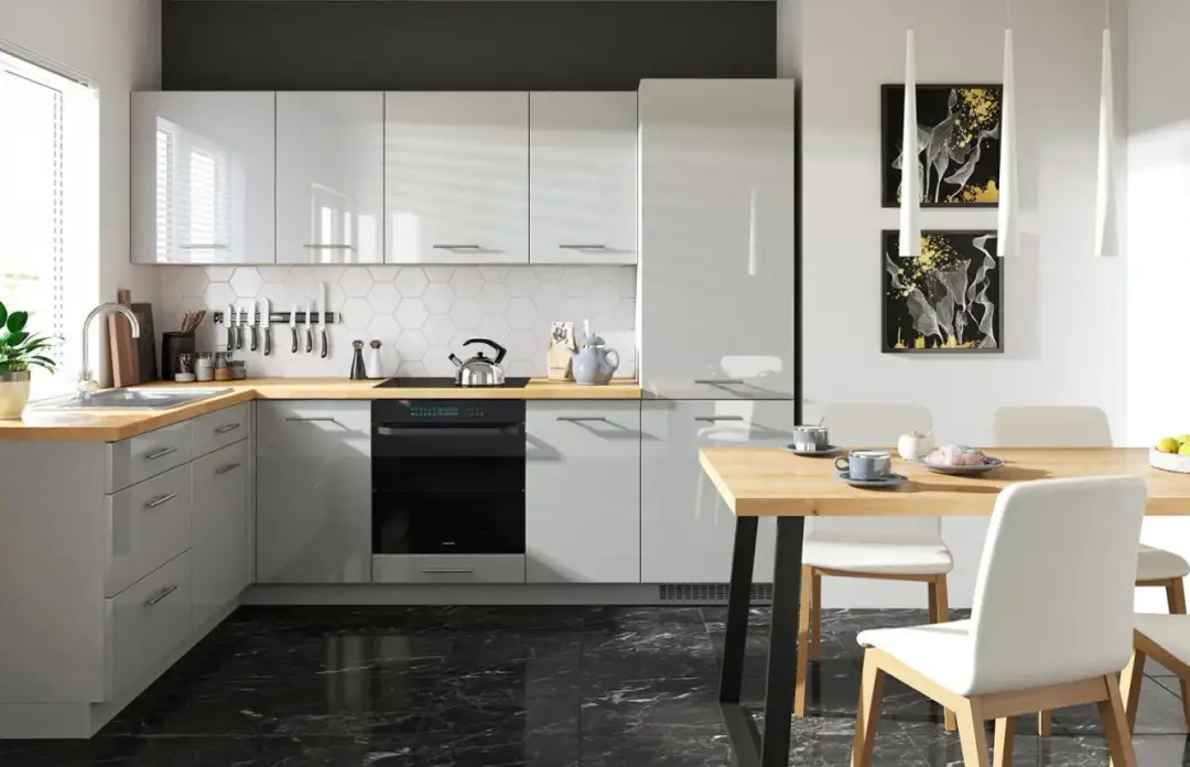 Jakie meble wybrać do kuchni z ciemną podłogą, aby uniknąć błędów?