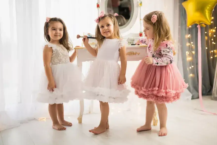Jak ubrać dziewczynkę na wesele? Elegancja i wygoda!