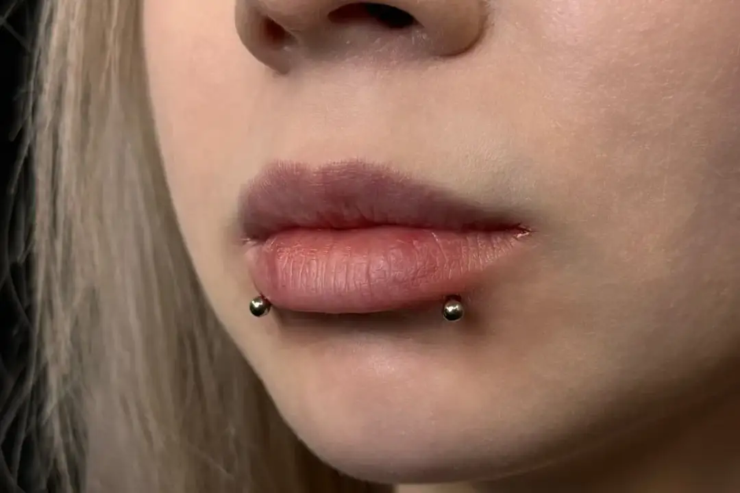 Snake eye piercing: Fakty, ryzyko, pielęgnacja. Zanim się zdecydujesz