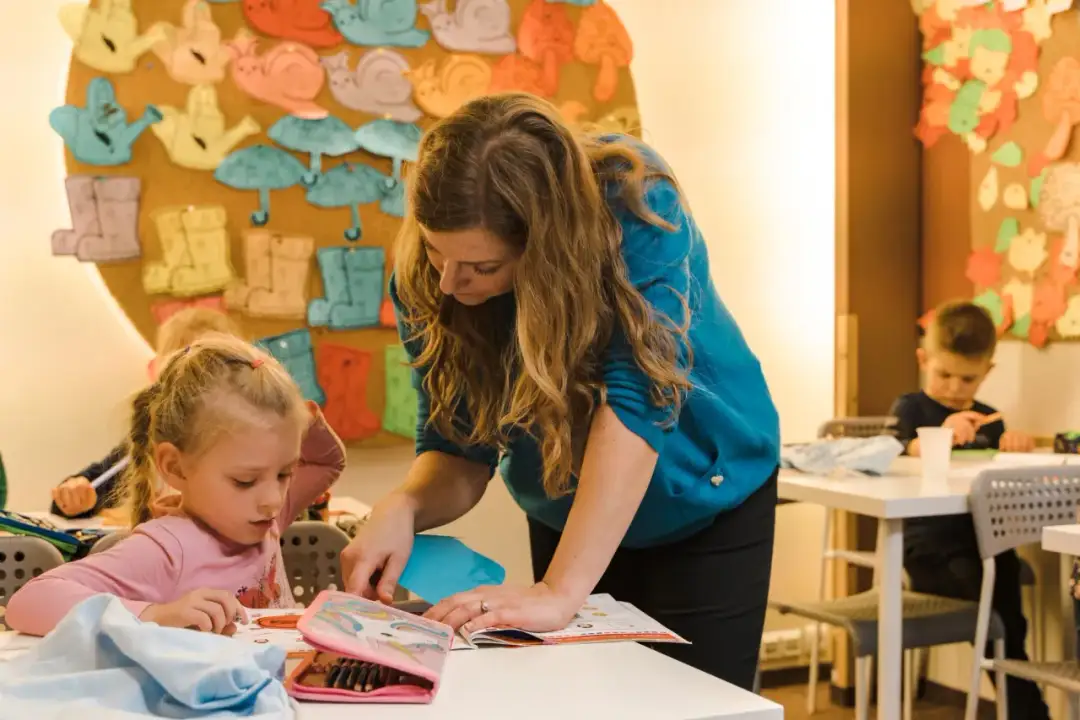 Zajęcia z angielskiego dla dzieci: Jak wybrać i ile kosztują?