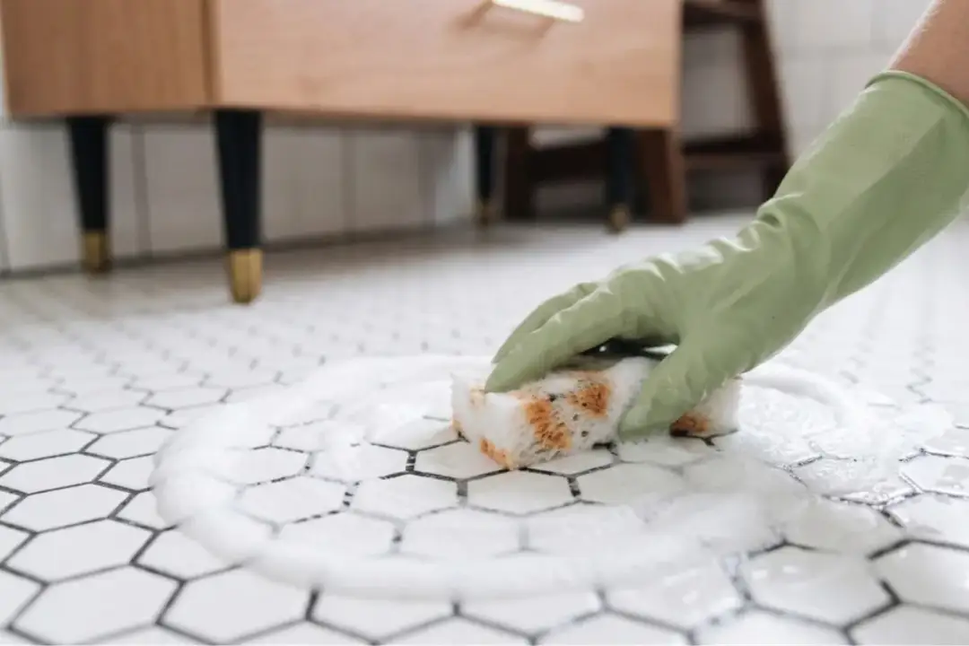 Jak profesjonalnie umyć płytki po remoncie? Bez smug i rys!