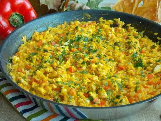 Co czyni risotto z kurczakiem i papryką aż tak sycącym i smacznym?