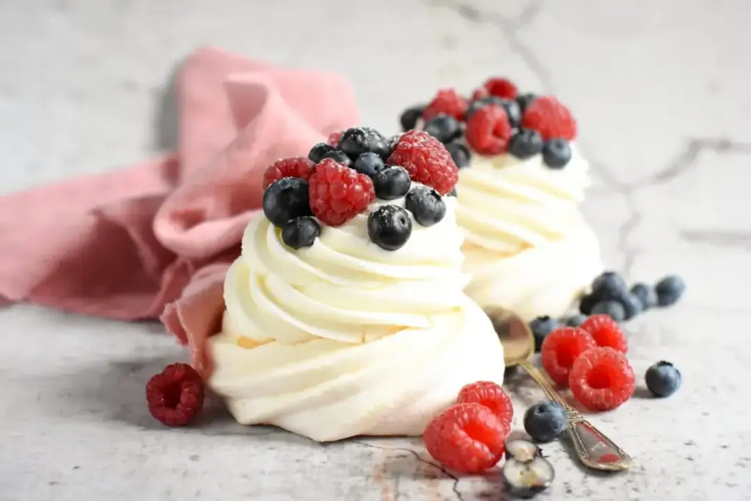 Ile kalorii ma beza Pavlova? Zaskakujące różnice w kaloryczności