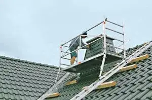 Rusztowanie do komina: jak wybrać bezpieczne i trwałe rozwiązanie