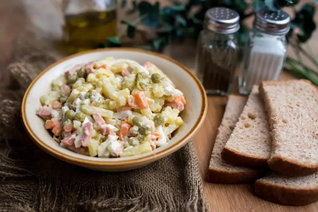 Sałatka jarzynowa ile może stać? Przechowuj ją bezpiecznie przez 3 dni