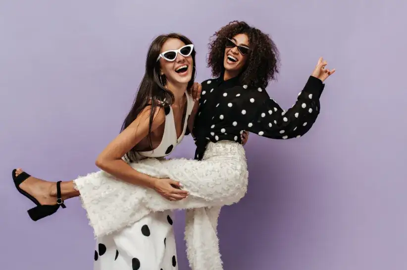 Co ubrać na dzień kobiet: 5 eleganckich stylizacji na każdą okazję